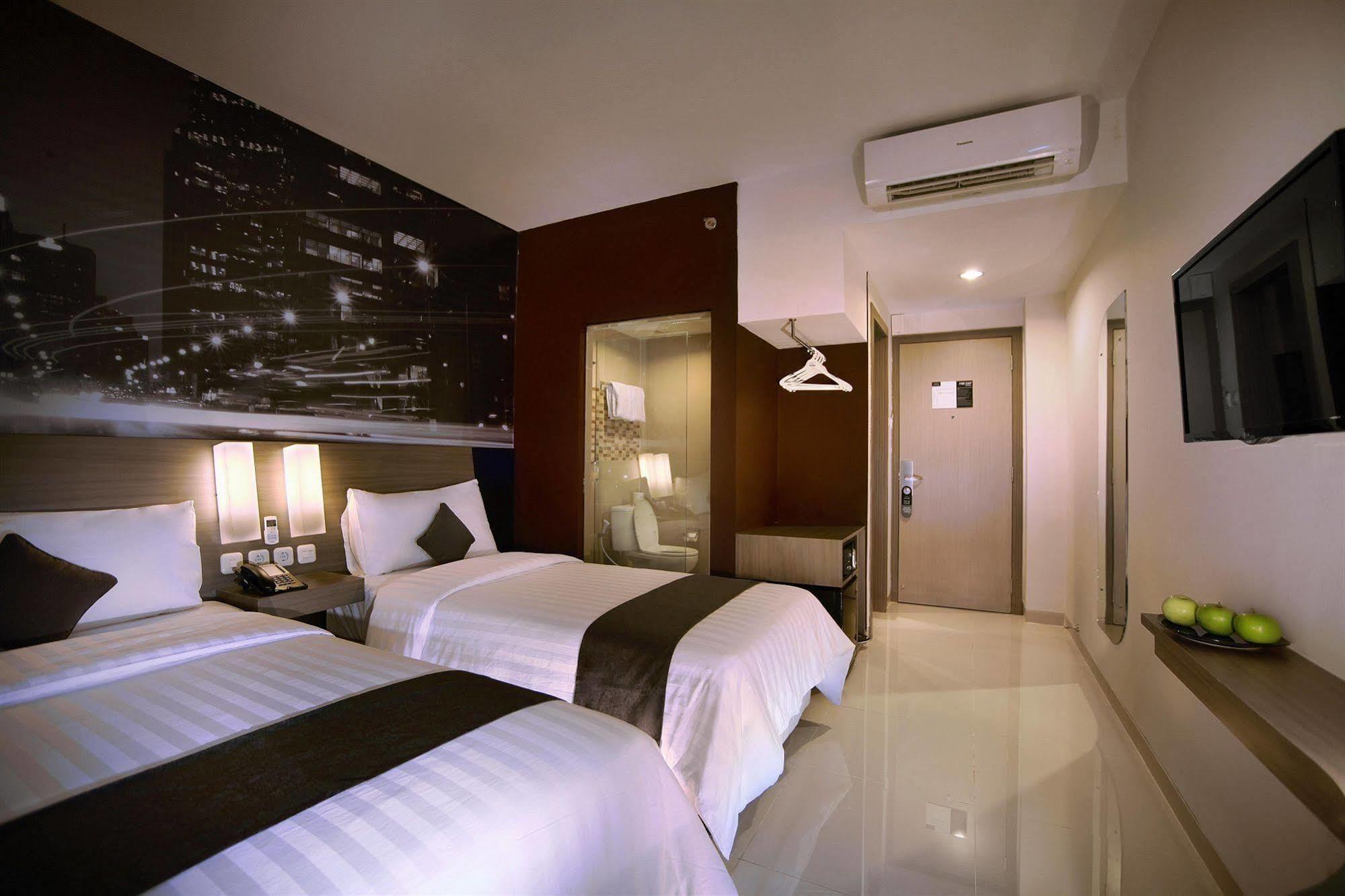 Hotel Neo Candi Simpang Lima - Semarang By Aston Exterior foto