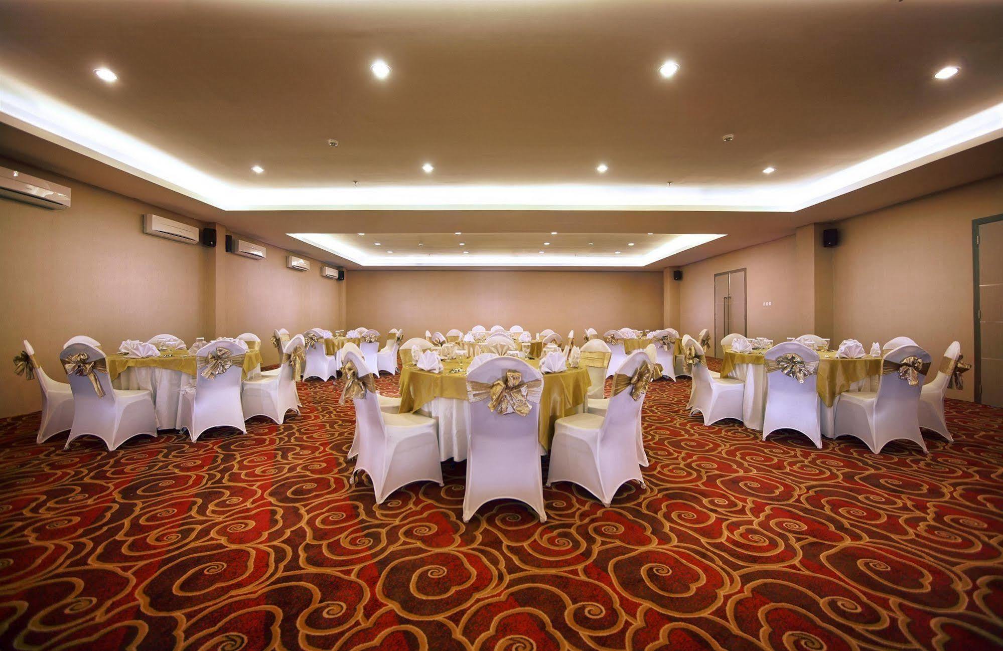 Hotel Neo Candi Simpang Lima - Semarang By Aston Exterior foto
